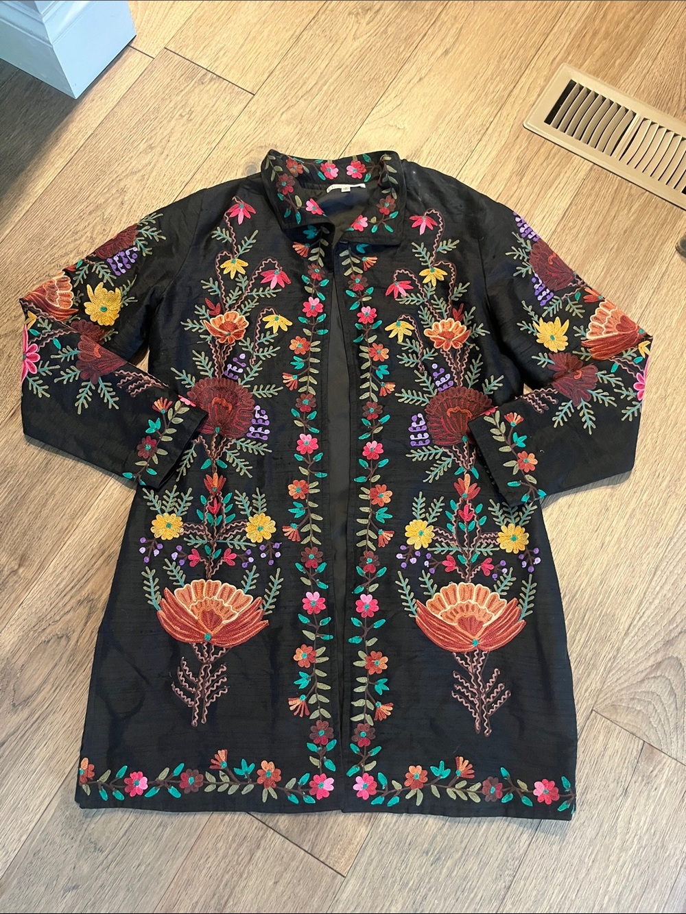 TravelSmith Black Tunic Jacket Floral Embroidery 100% silk shell size medium